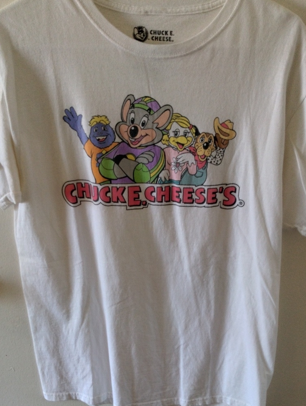 🦋MENS CHUCK E CHEESE T-SHIRT 🦋